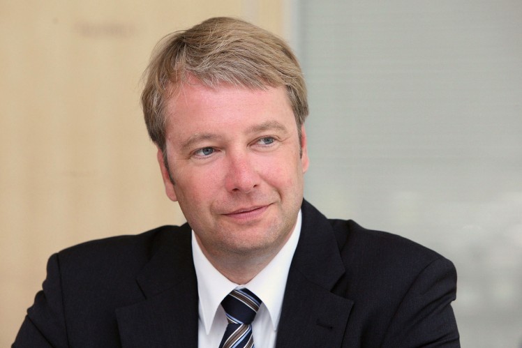 Das Farbbild zeigt Hr. Dr. Sommer, wie er nach links schaut.