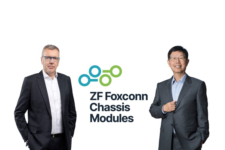 Das Farbbild zeigt zwei Männer in grauen Anzügen, in der Mitte steht „ZF Foxconn Chassis Modules“ unter einem Icon.