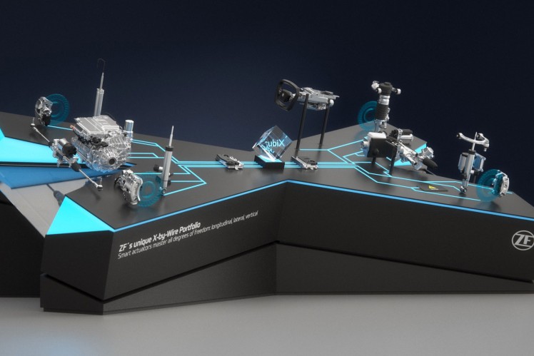 Das Foto zeigt ein schwarzes Ausstellungspodest, auf dem das X-By-Wire-Portfolio von ZF ausgestellt ist.