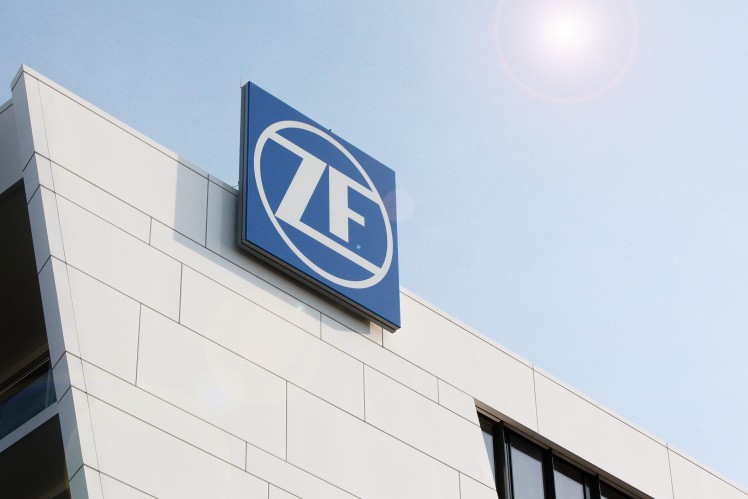Das Farbfoto zeigt einen Ausschnitt vom ZF Forum mit dem ZF-Logo darauf.