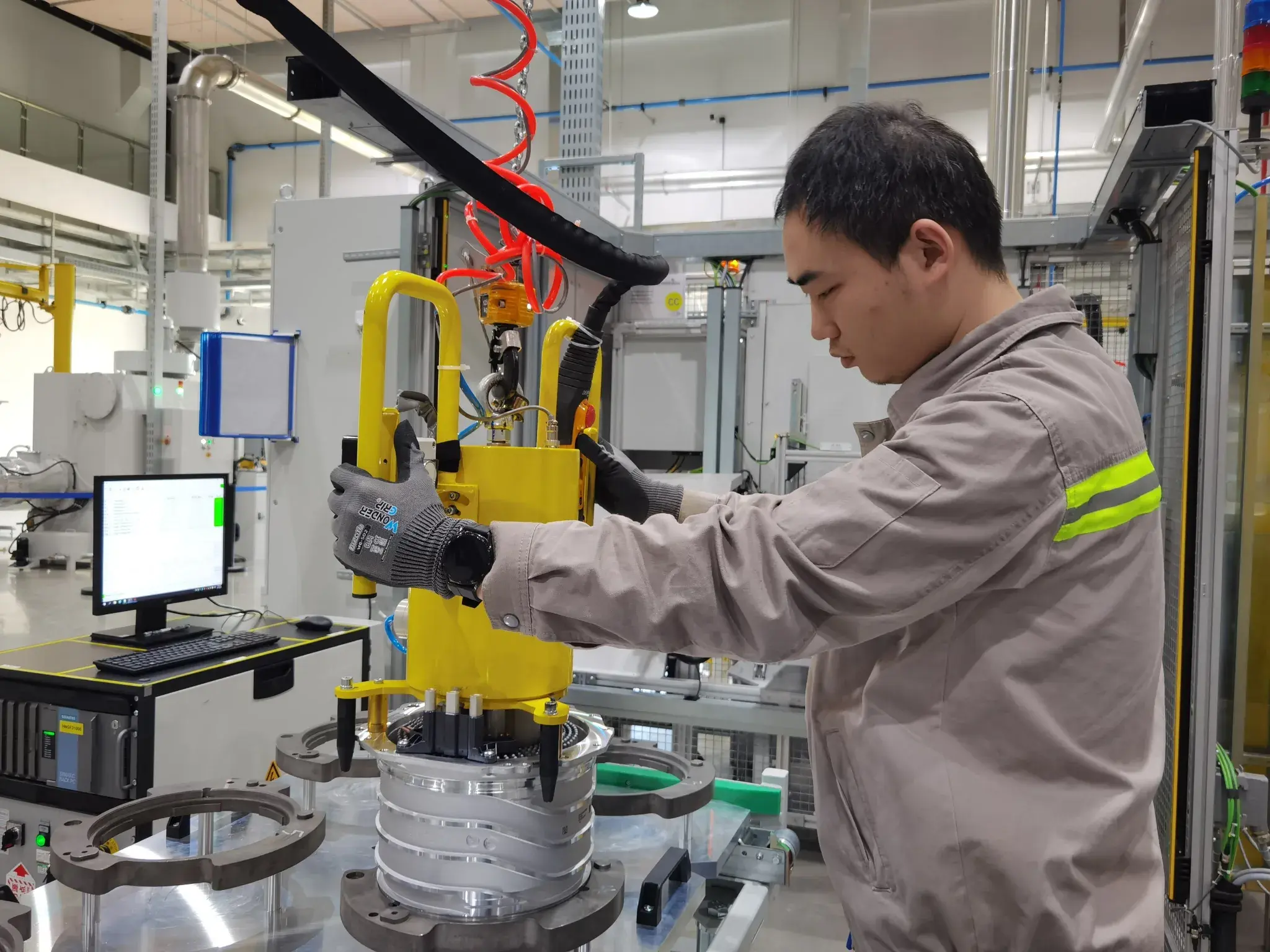 Empleados de ZF trabajando en un motor eléctrico