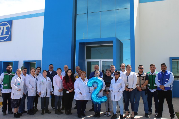 Empleados de ZF frente a una planta en México