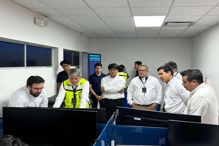 Trabajadores prestando atencion