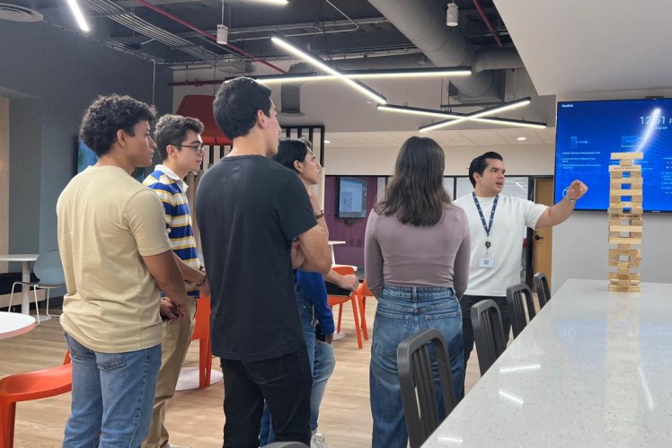 Vista interior de una planta de ZF en México