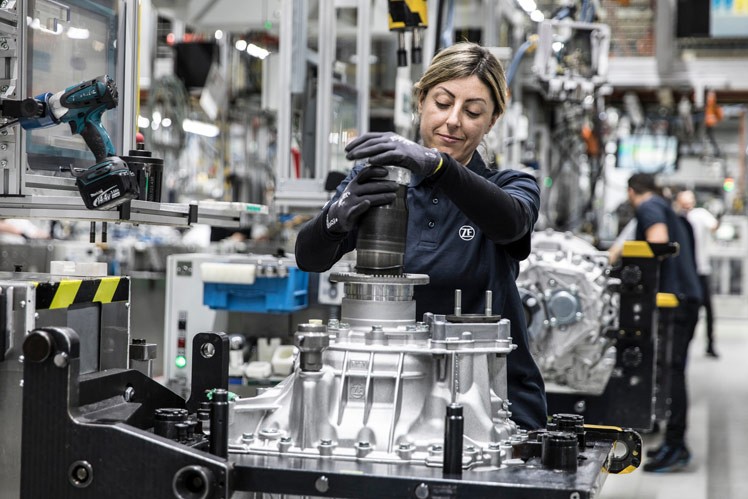 Frauen in der Produktion bei ZF