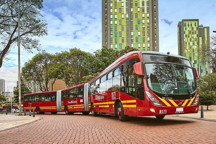Autobús articulado burdeos y amarillo