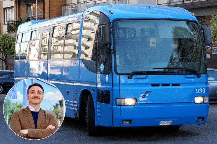 Zdjęcie Marco Dora przed niebieskim autobusem