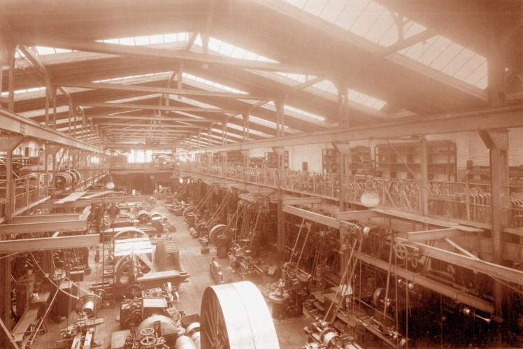 Historical photo: View of the factory hall in the 1950s.