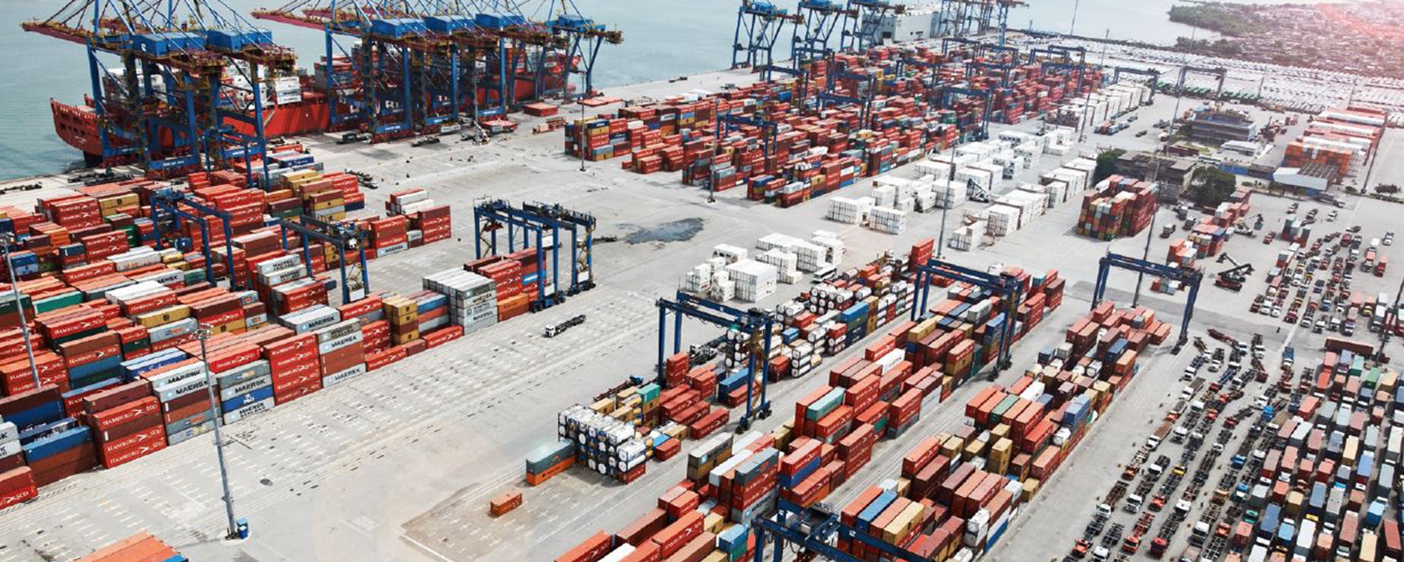 Stimmungsbild einer Hafensituation mit tausenden Schiffscontainern