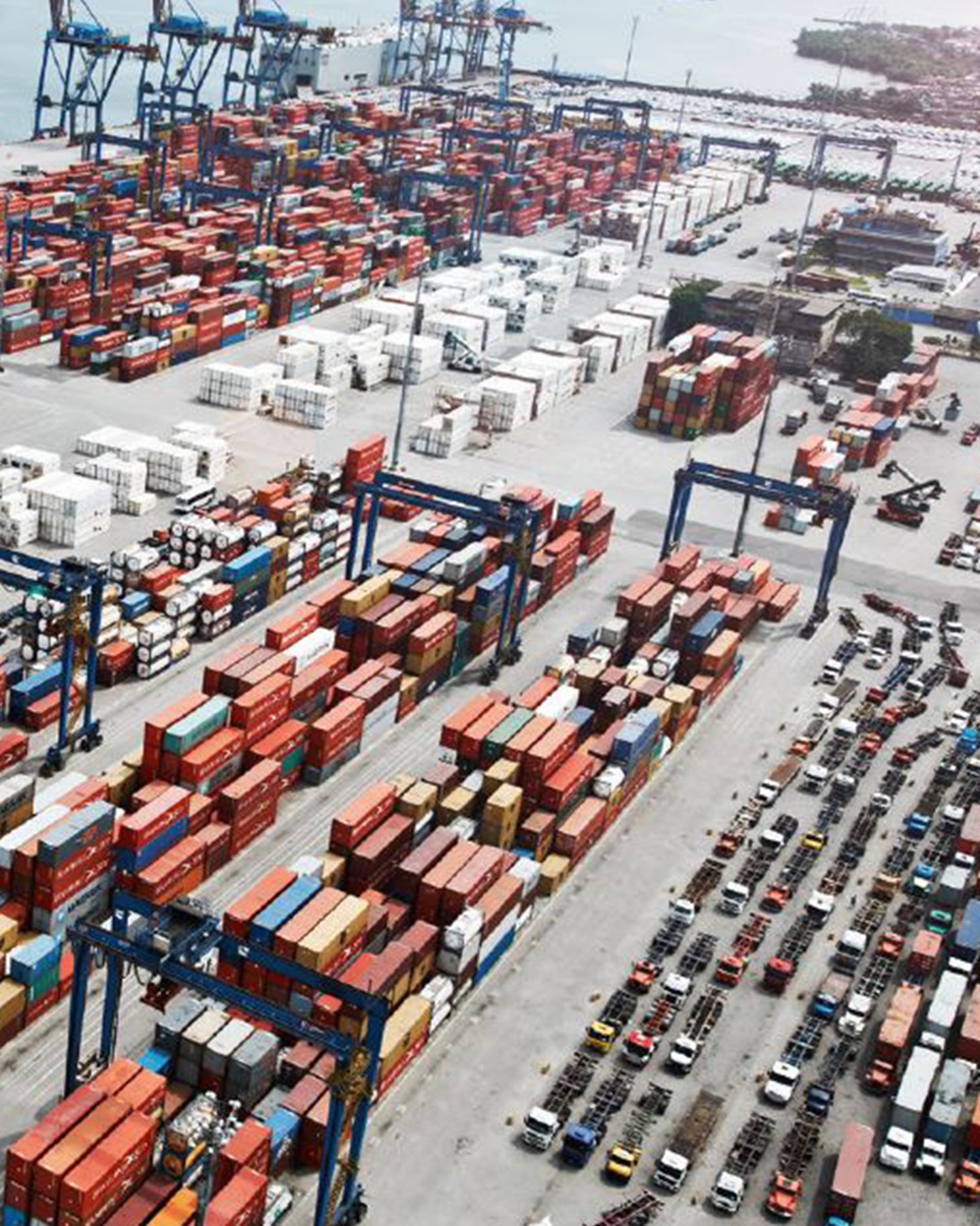 Stimmungsbild einer Hafensituation mit tausenden Schiffscontainern
