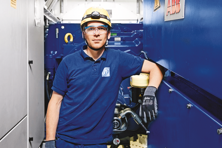 ZF service employee 