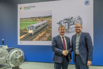 Jim Meade (CEO Irish Rail) und Markus Gross (ZF) beim Händeschütteln am ZF-Stand auf der InnoTrans 2024.