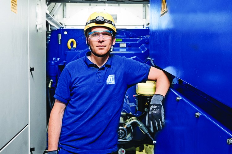 ZF service empolyee