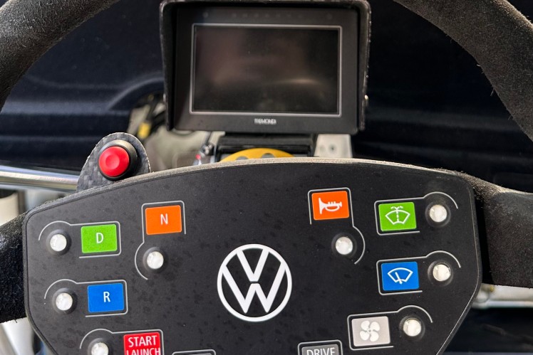 Steering wheel with coloured controls